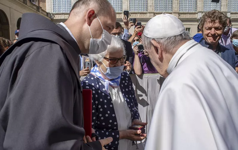 This photo taken and handout on May 26, 2021 by The Vatican Media shows Pope Francis (R) meeting with Lidia Maksymowicsz (C), a Polish-Belarusian Holocaust survivor of the Auschwitz-Birkenau camp, during the Pope's weekly general audience at San Damaso courtyard in the Vatican. (Photo by Handout / VATICAN MEDIA / AFP) / RESTRICTED TO EDITORIAL USE - MANDATORY CREDIT "AFP PHOTO / VATICAN MEDIA" - NO MARKETING - NO ADVERTISING CAMPAIGNS - DISTRIBUTED AS A SERVICE TO CLIENTS