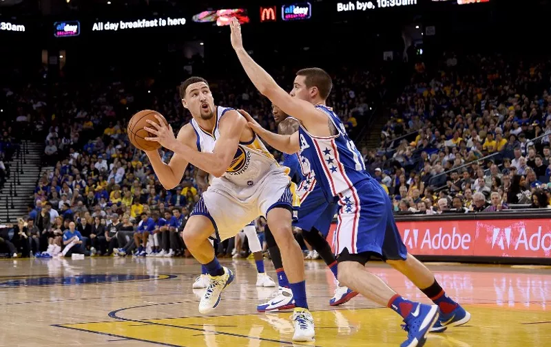 OAKLAND, CA - MARCH 27: Klay Thompson #11 of the Golden State Warriors looks to shoot over T.J. McConnell #12 of the Philadelphia 76ers during an NBA Basketball game at ORACLE Arena on March 27, 2016 in Oakland, California. NOTE TO USER: User expressly acknowledges and agrees that, by downloading and or using this photograph, User is consenting to the terms and conditions of the Getty Images License Agreement.   Thearon W. Henderson/Getty Images/AFP