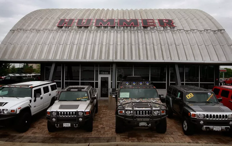 SCHAUMBURG, IL - JUNE 02: Hummer vehicles are offered for sale at Woodfield Hummer, a Hummer and Chevrolet dealerhip, June 2, 2009 in Schaumburg, Illinois. According to reports General Motors has reached a tentative agreement to sell its Hummer brand to Sichuan Tengzhong Heavy Industrial Machinery Co. of China.   Scott Olson/Getty Images/AFP