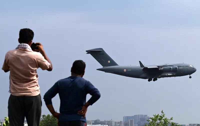 An Indian Air Force (IAF) C-17 Globemaster aircraft with evacuated citizens from Sudan onboard, prepares to land at the international airport in Mumbai on April 27, 2023. - Multiple nations have scrambled to evacuate embassy staff and citizens by road, air and sea from chaos-torn Sudan, where fighting between the army and paramilitaries has killed hundreds. (Photo by Punit PARANJPE / AFP)
