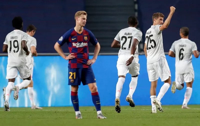 LISBON, PORTUGAL - AUGUST 14: Frenkie de Jong of FC Barcelona looks dejected after Thomas Mueller of FC Bayern Munich celebrates after his team's first goal during the UEFA Champions League Quarter Final match between Barcelona and Bayern Munich at Estadio do Sport Lisboa e Benfica on August 14, 2020 in Lisbon, Portugal. (Photo by Manu Fernandez/Pool via Getty Images)