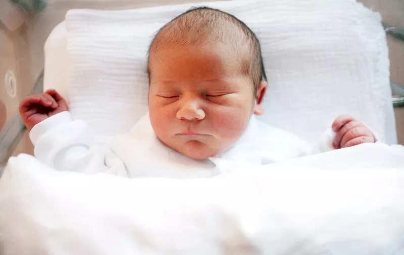 MODEL RELEASED. Newborn baby sleeping in a cot in a hospital's neonatal nursery.,Image: 102408915, License: Rights-managed, Restrictions: , Model Release: yes, Credit line: Profimedia