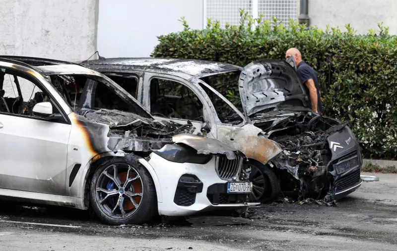 26.08.2022., Zagreb - U Fijanovoj ulici oko 11 sati zapalio se automobil pri cemu se vatra prosirila na drugo vozilo. 
Pozar su ugasili vatrogasci, a ozlijeđenih osoba nije bilo. Photo: Patrik Macek/PIXSELL