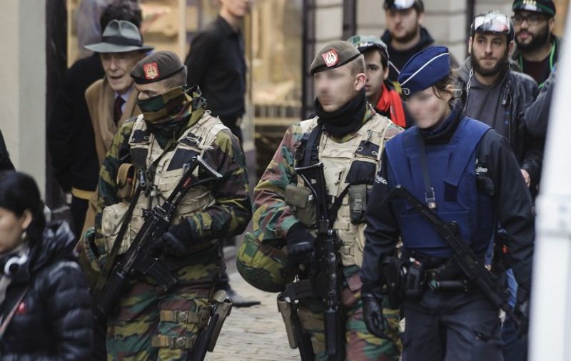Police and soldiers patrol the Brussels Grand Place on November 20, 2015. Belgium's national security council and the government decided to deploy more police and soldiers in the streets after the November 13 attacks in Paris, which left 129 dead and more than 350 injured. AFP PHOTO / BELGA / NICOLAS LAMBERT

--BELGIUM OUT-- / AFP / BELGA / NICOLAS LAMBERT