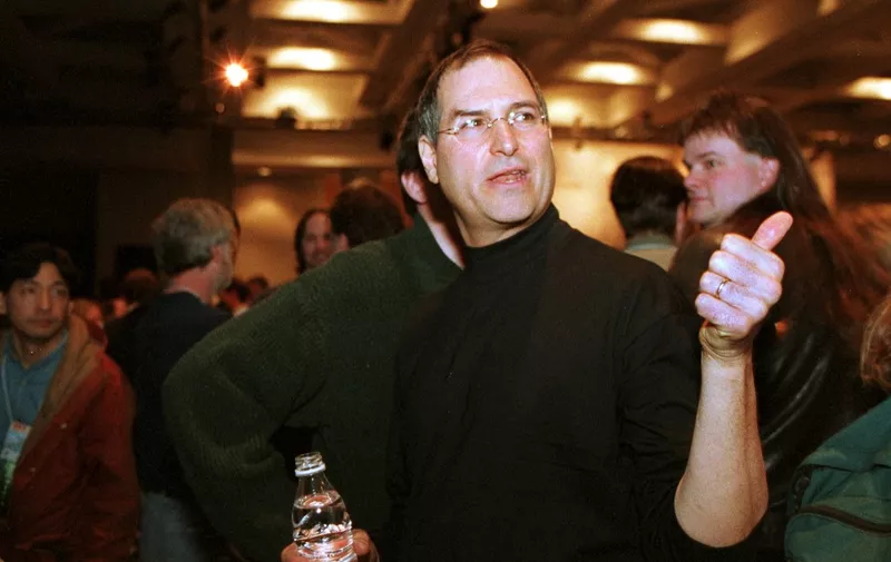 Steve Jobs, Apple's new CEO and co-founder, talks with some of his Apple team after his keynote address at the MacWorld Expo in San Francisco 05 January, 2000. AFP PHOTO/John G. MABANGLO (Photo by JOHN G. MABANGLO / AFP)
