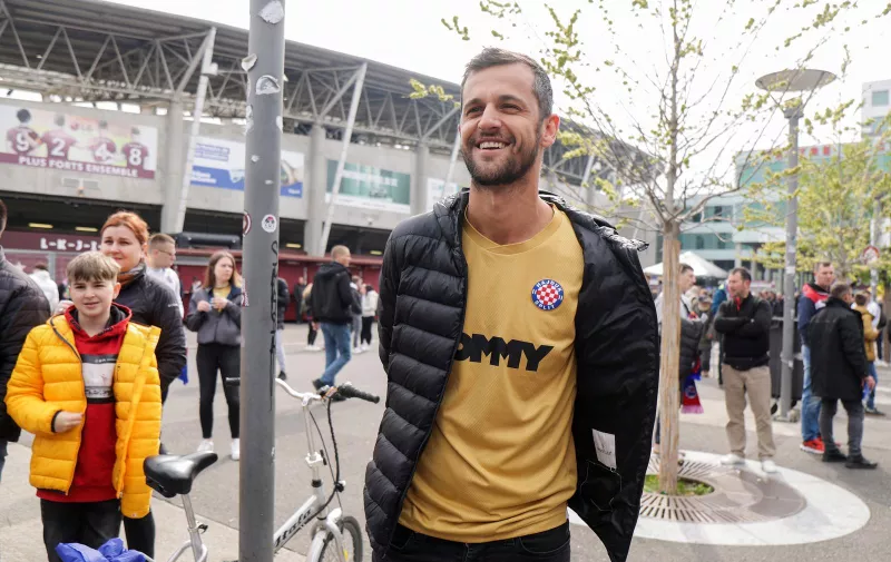 21.04.2023., Stade de Geneve, Zeneva, Svicarska - Liga prvaka mladih, polufinale, HNK Hajduk - Milan AC. Navijaci Hajduka ispred stadiona. Mate Pavic (21.04.2023., Stade de Geneve, Zeneva, Svicarska - Liga prvaka mladih, polufinale, HNK Hajduk - Milan