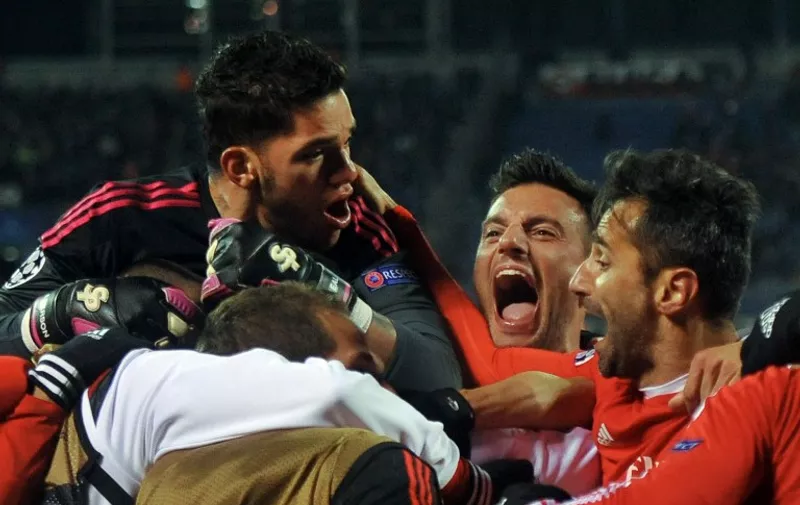Benfica's players celebrate a goal during the second-leg round of 16 UEFA Champions League football match FC Zenit vs SL Benfica at the Petrovsky stadium in St. Petersburg on March 9, 2016. AFP PHOTO / OLGA MALTSEVA / AFP / OLGA MALTSEVA