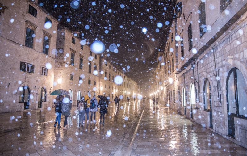 26.02.2018., Stara gradska jezgra, Dubrovnik - Snijeg vec dobro pada i u Dubrovniku. rPhoto: Grgo Jelavic/PIXSELL