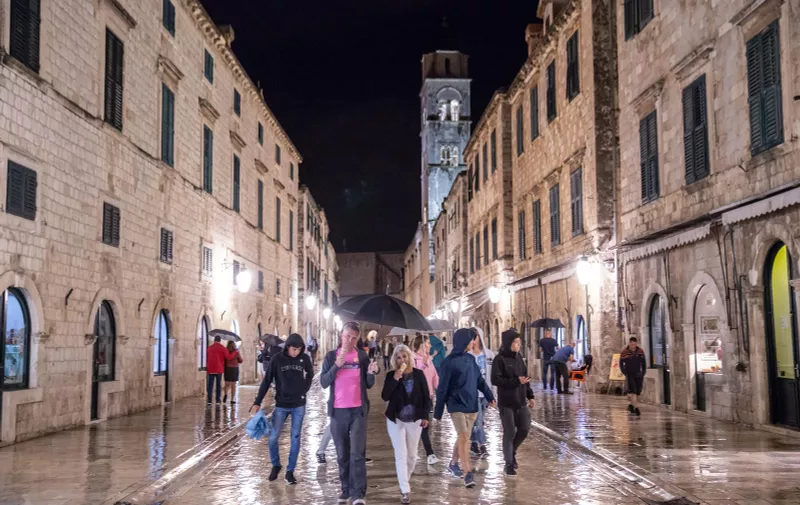 15.05.2018., Stradun, Dubrovnik - Kisa donijela zahladjenje i ispraznila Stradun. "nPhoto: Grgo Jelavic/PIXSELL