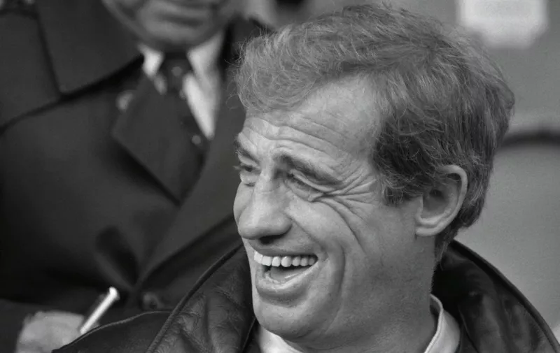 Portrait taken on November 16, 1985 in Paris shows French actor Jean-Paul Belmondo attending a friendly football match. (Photo by Pascal GEORGE / AFP)