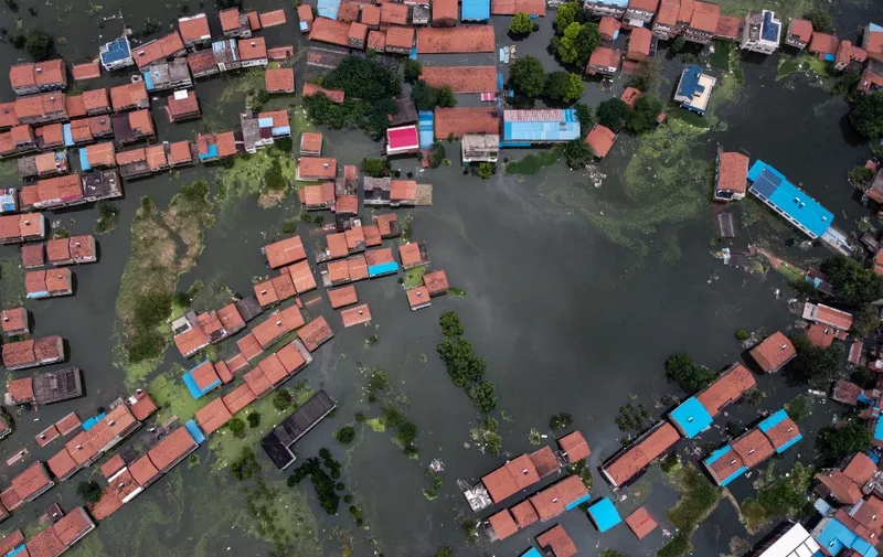 An aerial view shows flooded residential buildings due to rising water levels of the Yangtze river in Jiujiang, China's central Jiangxi province, on July 18, 2020. - Vast swathes of China have been inundated by the worst flooding in decades along the Yangtze River, with residents piling into boats and makeshift rafts to escape a deluge that has collapsed flood defences and turned homes into waterways. (Photo by Hector RETAMAL / AFP)