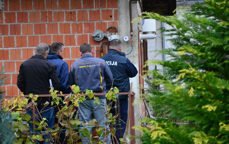 15.11.2017., Pakrac - U obiteljskoj kuci u Ulici 30. svibnja oko 7.40 sati doslo je do eksplozije plina. Tesko ozlijedjena zenska osoba u zivotnoj opasnosti prevezena je u pakracku bolnicu, a potom vozilom hitne pomoci u Zagreb. Policijski ocevid je u tijeku. 
Photo: Ivica Galovic/ PIXSELL