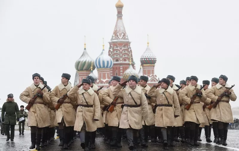 Russian servicemen dressed in historical uniforms take part in the military parade at Red Square in Moscow on November 7, 2016.
Russia marks the 75th anniversary of the 1941 historical parade, when Red Army soldiers marched past the Kremlin walls towards the front line to fight the Nazi Germany troops during World War Two. / AFP PHOTO / Natalia KOLESNIKOVA