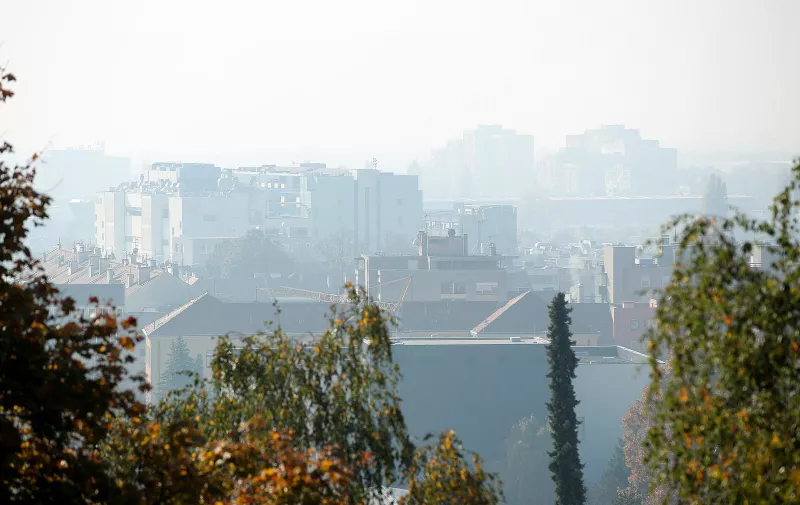 1.11.2021., Zagreb - Zagreb je jutros treci najzagadjeniji grad na svijetu sa indeksom zagađenja od 183, najvisim u proteklih tjedan dana. Uzrok su opasne cestice PM 2.5, koje, su trenutno 11.7 puta vise od preporucenih vrijednosti Svjetske zdravstvene organizacije. 
Photo: Goran Stanzl/PIXSELL