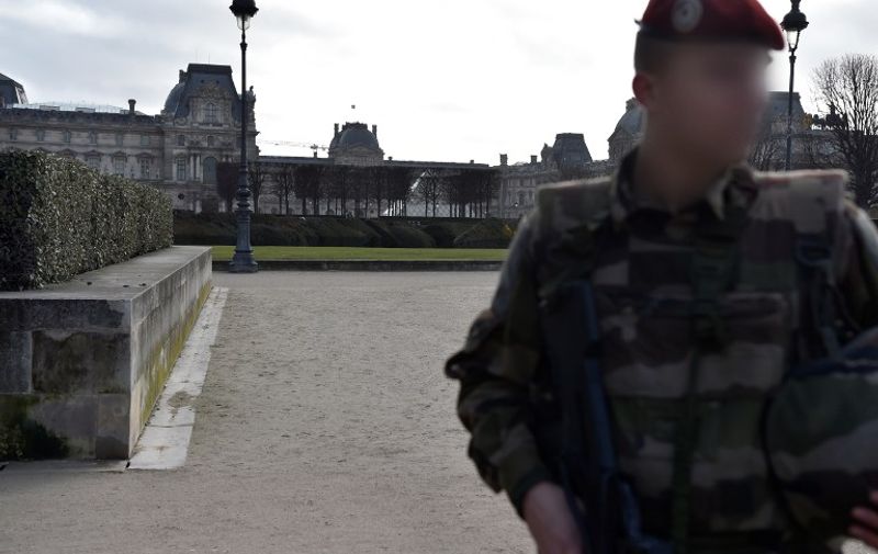 A French soldier stands guard near the Louvre museum on February 3, 2017 in Paris after a soldier has shot and gravely injured a man who tried to attack him.
"Serious public security incident under way in Paris in the Louvre area," the interior ministry tweeted on February 3 as streets in the area were cordoned off to traffic and pedestrians.  / AFP PHOTO / ALAIN JOCARD