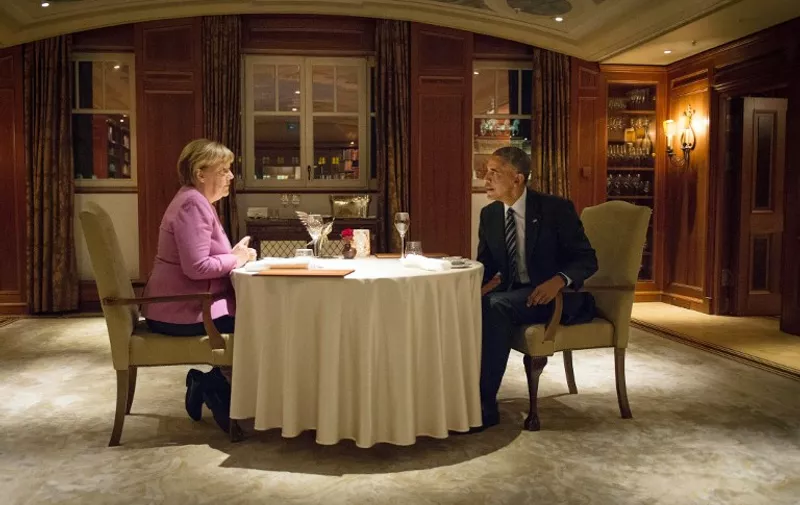 A handout picture taken on on November 16, 2016 and released on on November 17, 2016 by the German government press office shows German Chancellor Angela Merkel and US President Barack Obama talking during their dinner at the Hotel Adlon in Berlin.
 
US President Barack Obama pays a farewell visit to German Chancellor Angela Merkel, seen by some as the new standard bearer of liberal democracy since the election of Donald Trump. / AFP PHOTO / Bundesregierung / Guido Bergmann / RESTRICTED TO EDITORIAL USE - MANDATORY CREDIT "AFP PHOTO / Bundesregierung / GUIDO BERGMANN" - NO MARKETING NO ADVERTISING CAMPAIGNS - DISTRIBUTED AS A SERVICE TO CLIENTS
