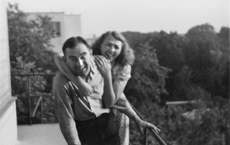 Katarina i Lavosalv Horvat na terasi obiteljske kuće na Vijencu 1940-ih godina.jpg