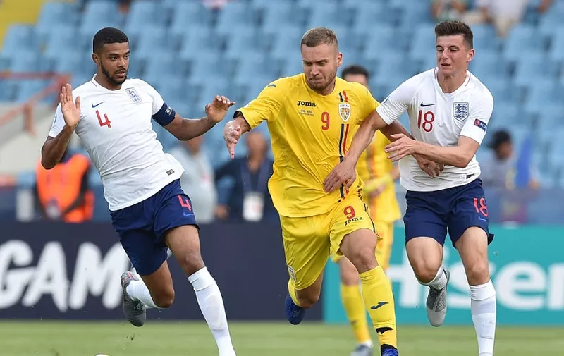 CESENA, ITALY &#8211; JUNE 21: Jake Clarke-Salter of England, George Puscas of Romania and Mason Mount of England compete for the ball during the 2019 UEFA U-21 Group C match between England and Romania at Dino Manuzzi Stadium on June 21, 2019 in Cesena, Italy. (Photo by Giuseppe Bellini/Getty Images)