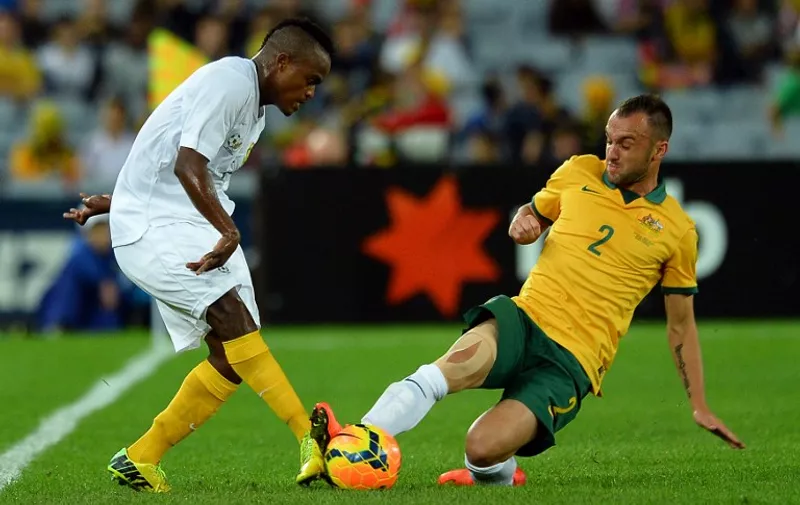 Australia's Ivan Franjic (R) fights for ball with South Africa's Ayanda Patosi during a friendly football match in Sydney on May 26, 2014. --IMAGE RESTRICTED TO EDITORIAL USE - STRICTLY NO COMMERCIAL USE-- AFP PHOTO / 