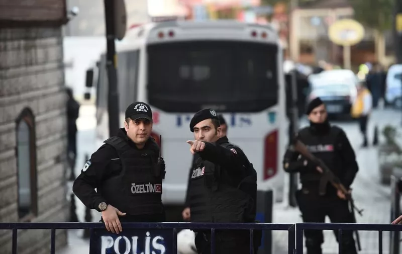 Turkish police cordon off the Blue Mosque area on January 12, 2016 after a blast in Istanbul's tourist hub of Sultanahmet left 10 people dead.
Ten people were killed and 15 wounded in a suspected terrorist attack on January 12 in the main tourist hub of Turkey's largest city Istanbul, officials said. A powerful blast rocked the Sultanahmet neighbourhood which is home to Istanbul's biggest concentration of monuments and and is visited by tens of thousands of tourists every day.
 / AFP / OZAN KOSE