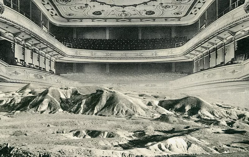 Kazalište kroz koje je prošla poplava i iza sebe ostavila planine pjeska