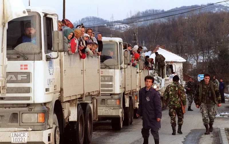Moslem refugees ride United Nations vehicles, 30 March 1993, in a 19-truck convoy as they flee the Serb-besieged Bosnian enclave of Srebrenica for Tuzla. More than 2000 Moslems have been evacuated by the UN troops from the eastern Bosnian enclave of Srebrenica. / AFP PHOTO / PASCAL GUYOT