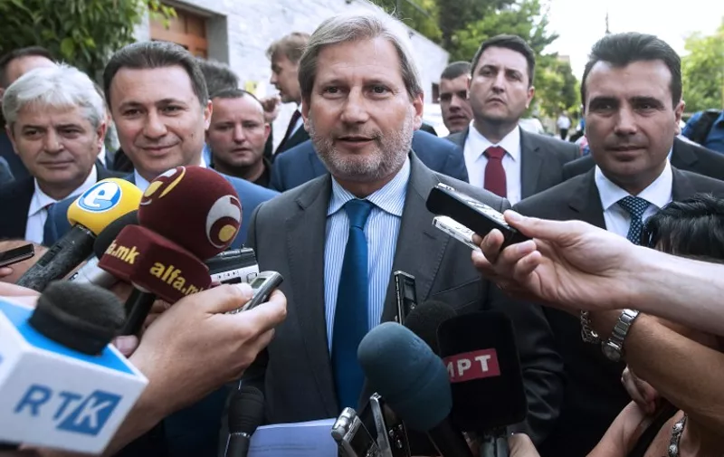 EU Enlargement Commissioner Johannes Hahn (C) , Macedonian Prime Minister Nikola Gruevski (L) and main  opposition leader Zoran Zaev (R) speak to the media in Skopje on June 2, 2015. Macedonian political leaders agreed to hold elections in early 2016 in order to overcome a deep political crisis, Hahn said. AFP PHOTO / ROBERT ATANASOVSKI