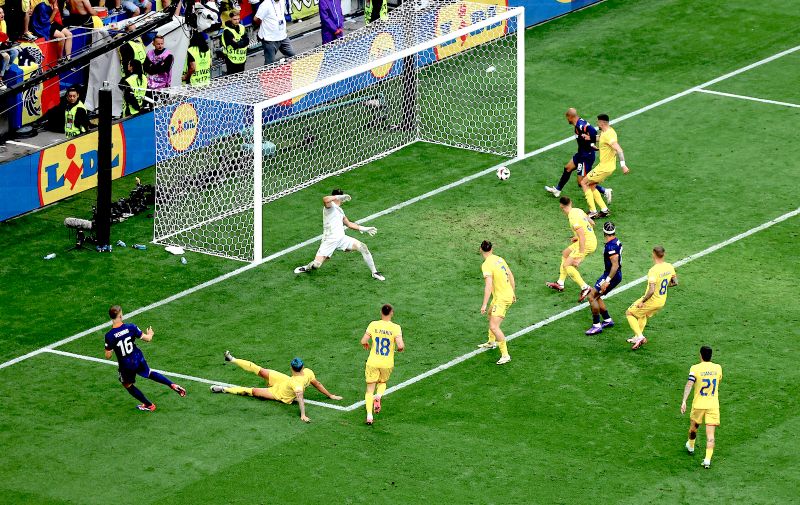 Soccer Football - Euro 2024 - Round of 16 - Romania v Netherlands - Munich Football Arena, Munich, Germany - July 2, 2024
Netherlands' Joey Veerman shoots wide of the goal REUTERS/Leonhard Simon