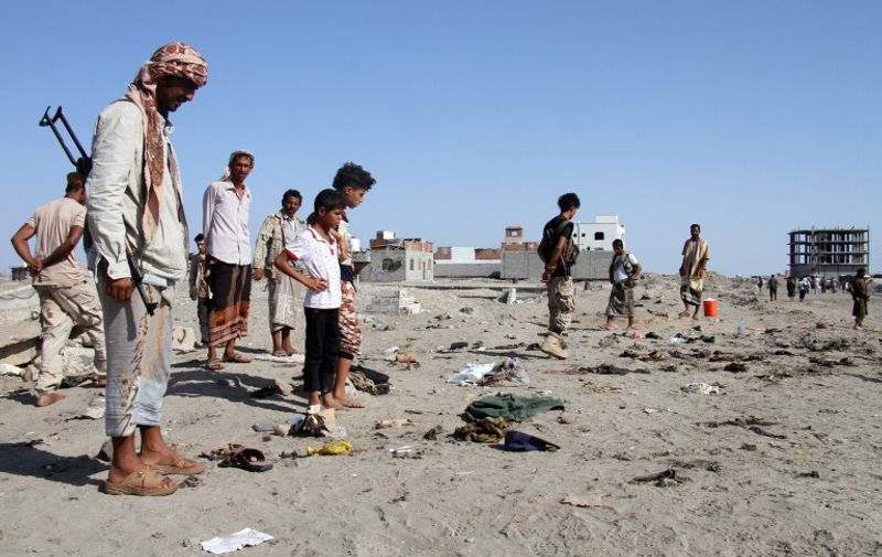 Yemenis gather at al-Sawlaba base in Aden's al-Arish district on December 18, 2016, after a suicide bomber targeted a crowd of soldiers. 
A suicide bomber killed at least 30 Yemeni soldiers when he detonated his targeting a crowd of soldiers gathered to collect their salaries at a base in northeastern Aden, military officials and medics said. / AFP PHOTO / SALEH AL-OBEIDI