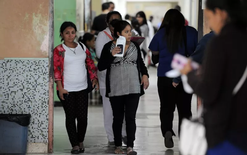 Pregnant women arrive at the "Hospital Escuela Universitario" to be checked for zika virus in Tegucigalpa on January 29, 2016. Over a thousand cases of sika virus were registered in Honduras in December. The Aedes aegypti mosquito is the vector of the Dengue, Zika and Chikungunya. AFP PHOTO/Orlando SIERRA / AFP / ORLANDO SIERRA