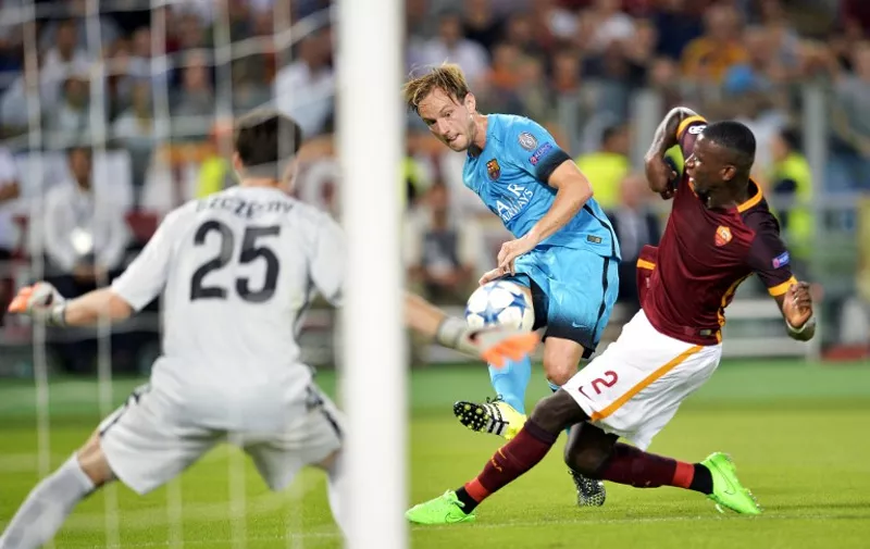 Barcelona's Croatian midfielder Ivan Rakitic (C) tries to score next to Roma's German defender Antonio Rudiger (R) during the UEFA Champions League football match between  AS Roma and FC Barcelona at the Rome Olympic stadium, on September 16, 2015 .       AFP PHOTO / ANDREAS SOLARO