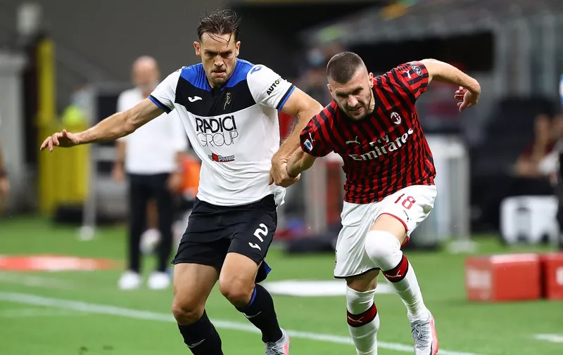 MILAN, ITALY - JULY 24:  Ante Rebic (R) of Atalanta BC competes for the ball with Rafael Toloi (L) of AC Milan during the Serie A match between AC Milan and Atalanta BC at Stadio Giuseppe Meazza on July 24, 2020 in Milan, Italy.  (Photo by Marco Luzzani/Getty Images)