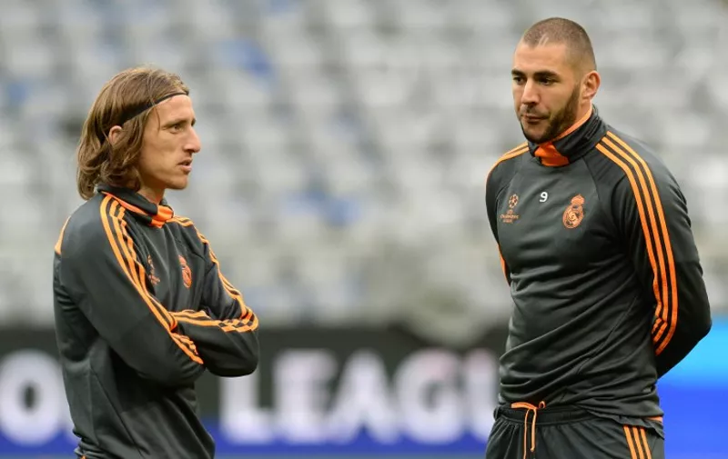 Real Madrid's Croatian midfielder Luka Modric (L) and Real Madrid's French forward Karim Benzema take part in a training session in Munich, southern Germany, on April 28, 2014, the eve of the UEFA Champions League second-leg semi-final football match between Bayern Munich and Real Madrid. AFP PHOTO/CHRISTOF STACHE