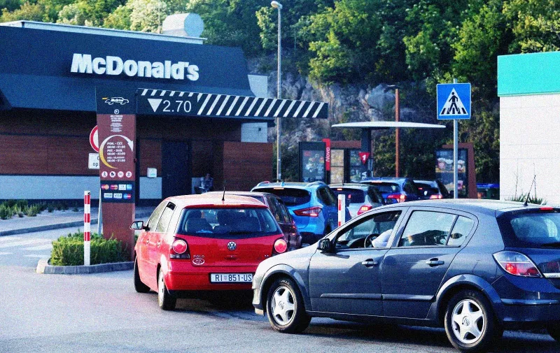21.04.2020., Rijeka - Kolona vozila za McDrive McDonalds na benzinskoj postaji Vrata Jadrana sjever.  
Photo: Goran Kovacic/PIXSELL