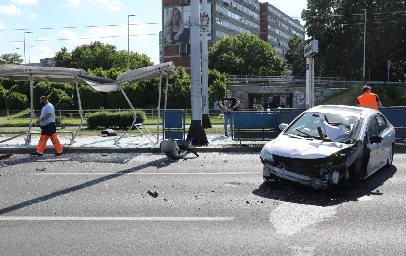 11.06.2022.,Zagreb - Vise ljudi ozlijedjno je u teskoj nesreci na Aveniji Marina Drzica .Vozac je automobilom pokupio tramvajsku stanicu na kojoj je bilo pjesaka Photo: Emica Elvedji/PIXSELL