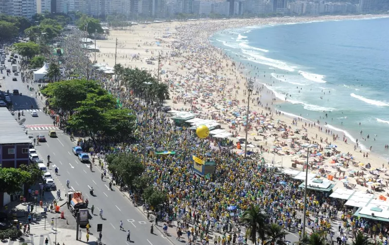 Demonstrators protest against Brazilian President Dilma Rousseff and the ruling Workers Party (PT), at Copacabana Beach in Rio de Janeiro,  Brazil on August 16, 2015. Protesters took to the streets of Brazil Sunday, kicking off nationwide rallies expected to draw hundreds of thousands demonstrating against corruption and economic slowdown, and calling for President Dilma Rousseff to step down.  AFP PHOTO / TASSO MARCELO