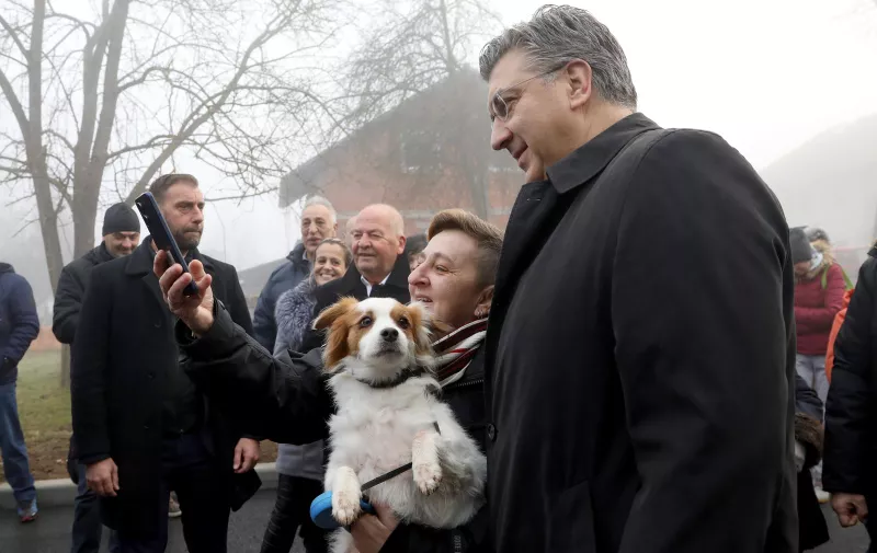 21.12.2023., Glina - Premijer Andrej Plenkovic obisao je Glinu gdje se fotografirao s psom i njegovom vlasnicom Photo: Edina Zuko/PIXSELL
