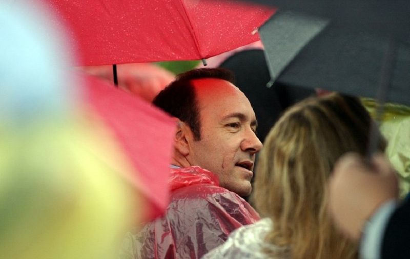 US actor Kevin Spacey attends the inauguration of the William J. Clinton Presidential Center in Little Rock, Arkansas, 18 November 2004. The Clinton Presidential Library and Museum contains some 76.8 million pages of paper documents, 1.85 million photographs and over 75,000 artifacts from Clinton's eight years in the White House.    AFP PHOTO/Roberto SCHMIDT / AFP PHOTO / ROBERTO SCHMIDT