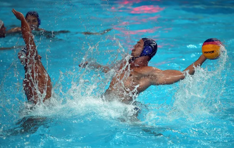Serbia's Dusan Mandic (R) vies for the ball with Italy's Stefano Luongo during the men's water polo semi-final match between Italy and Serbia at the 16th FINA World Championships on August 6, 2015 in Kazan, Russia. AFP PHOTO / ROMAN KRUCHININ / AFP / ROMAN KRUCHININ