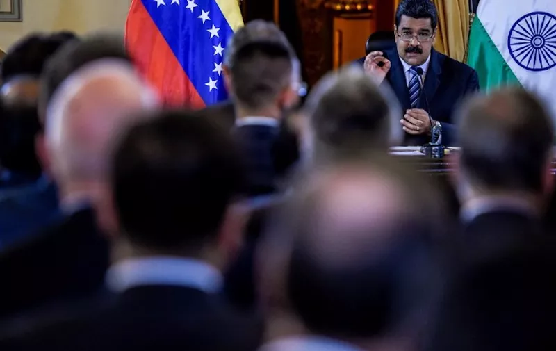 Venezuela's President Nicolas Maduro delivers a sppech after signing agreements with India's oil and gas company ONGC, at the Miraflores presidential palace in Caracas on November 4, 2016. / AFP PHOTO / Juan BARRETO