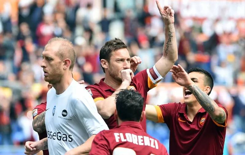 Roma&#8217;s forward Francesco Totti (C) celebrates with teamates after scoring a goal during the Italian Serie A football match between AS Roma and Atalanta on April 19, 2015 at the Olympic stadium in Rome. AFP PHOTO / GABRIEL BOUYS