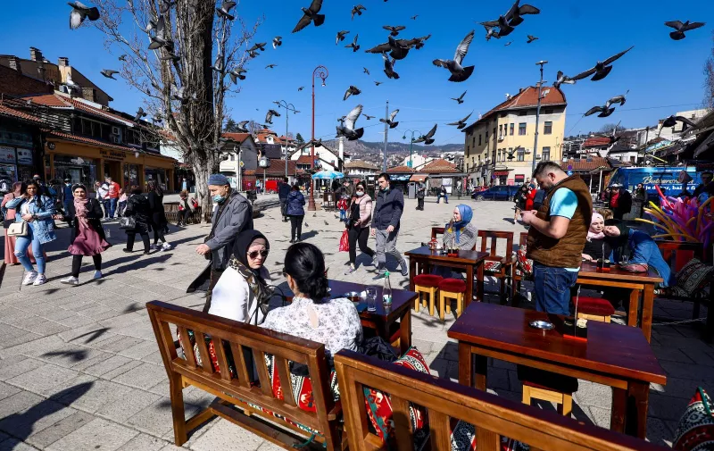 26.02.2021.,Sarajevo, Bosna i Hercegovina - Sarajlije uzivaju u suncu i odmoru u kaficima.
Photo: Armin Durgut/PIXSELL