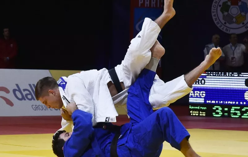 Croatia's Zlalko Kumric (white) fights against Argentina's Orlando Baccino during their bout in  the - 100kg category as part of the Paris Grand Slam Judo on October 18, 2015 in Paris. AFP PHOTO/DOMINIQUE FAGET / AFP / DOMINIQUE FAGET