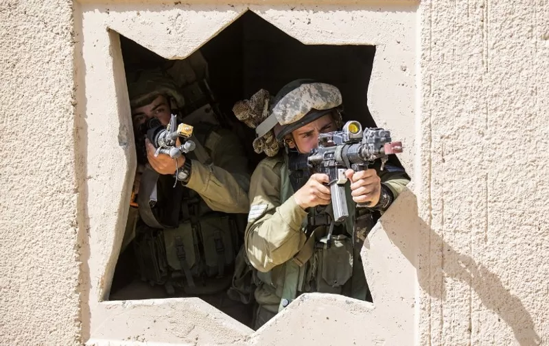 Israeli army soldiers take part in training at the Urban Warfare Training Centre (UWTC) in Tse'elim camp in southern Israel on May 21, 2015. The UWTC is designed to train combat units for urban warfare by replicating a real urban environment and simulating a variety of battlefield scenarios. AFP PHOTO / JACK GUEZ