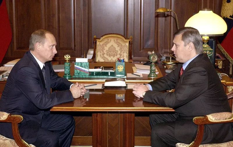 (FILES) This photograph taken on February 24, 2004, shows Russian President Vladimir Putin (L) talking to former Russian Prime Minister Mikhail Kasyanov at his office in Moscow's Kremlin. - Kasyanov, Russia's prime minister from 2000 to 2004, said to AFP he expected the war could last up to two years, but he was convinced that Russia could return to a democratic path. (Photo by TASS / AFP)