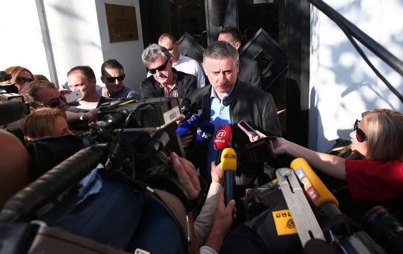 Nakon dolaska predstavnika Mosta na pregovore,  Tomislav Karamarko izašao je iz sjedišta stranke