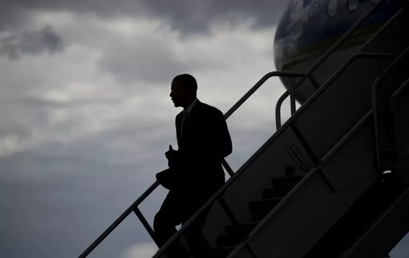 US President Barack Obama disembarks from Air Force One upon arrival at Newark Liberty International Airport in Newark, New Jersey, May 15, 2016.
Obama is in New jersey to deliver the commencement address at Rutgers University. / AFP PHOTO / SAUL LOEB