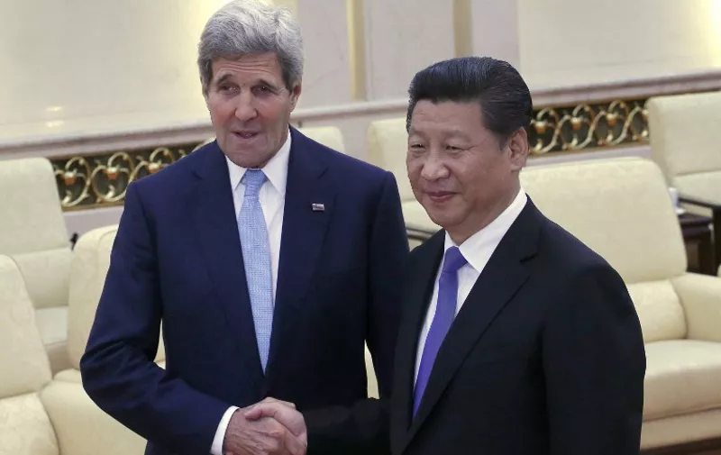 US Secretary of State John Kerry (L) shakes hands with Chinese President Xi Jinping at the Great Hall of the People in Beijing on May 17, 2015. Kerry is on a two-day visit to China.   AFP PHOTO / POOL / Kim Kyung-Hoon