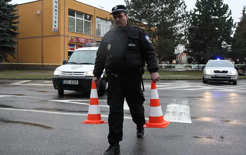 Police officers cordon off a street of Uhersky Brod, Czech Republic, on February 24, 2015 after an apparently unstable armed man bursted into a restaurant in the town and killed eight people before reportedly committing suicide. The motive for the shooting was not immediately known although there was no indication from police that it was a terrorist act. AFP PHOTO / STRINGER (Photo by STRINGER / AFP)