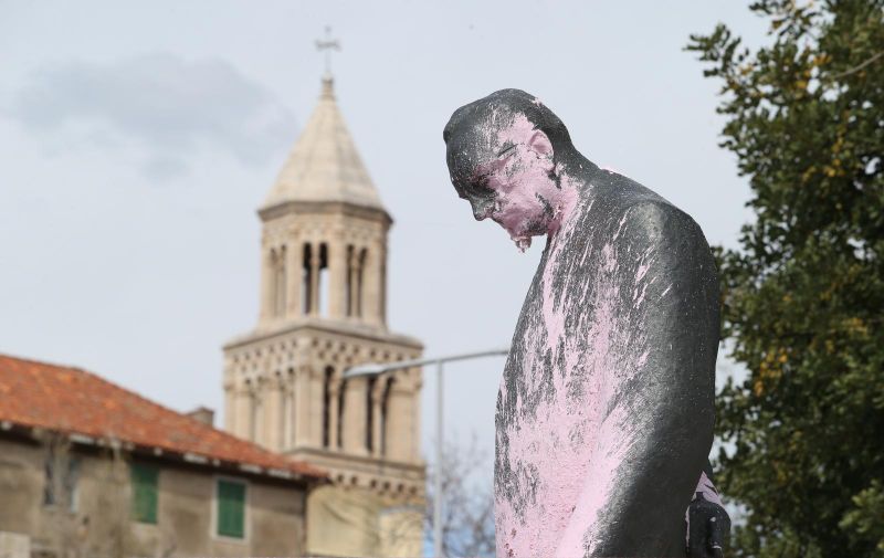 24.03.2020., Split - Nepoznati vandali opet devastirali spomenik prvom hrvatskom predsjedniku dr. Franji Tudjmanu. Photo: Ivo Cagalj/PIXSELL